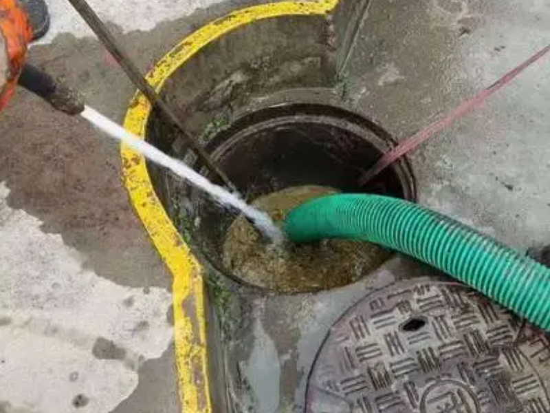 拱墅区污水池吸污发现拥堵情况立即处理,下水道畅通。